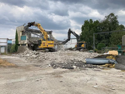 Chantier Demolition Batiment Deux Pelles Mecaniques