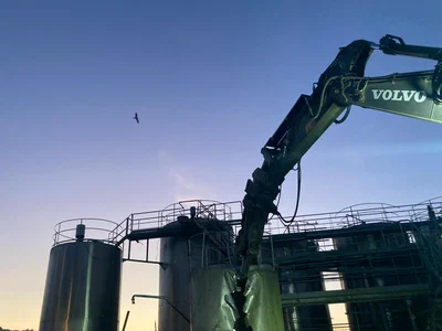 Pelle Volvo Demolition Cuve Inox en Hauteur